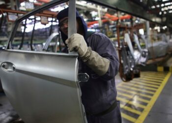 Após falta de peças e queda nas vendas, montadoras paralisam produção
