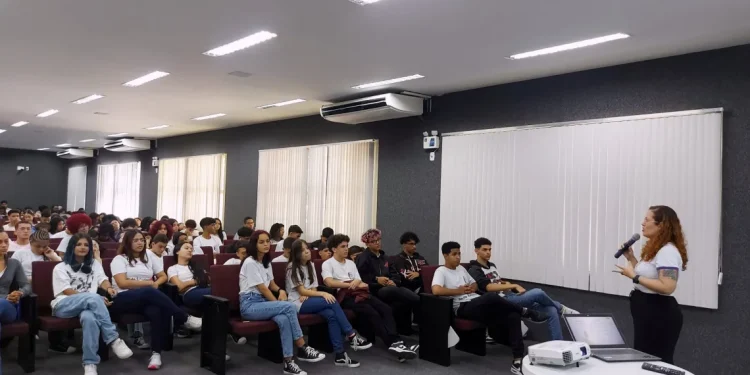 Governo de Sergipe e IFS promovem ciclo de palestras em escolas estaduais para incentivar mais mulheres na ciência