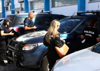 Operação conjunta entre PC e RF apreende produtos falsificados no Centro de Aracaju