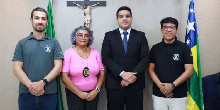 Presidente Jeferson Andrade recebe nova diretoria do Sinpol