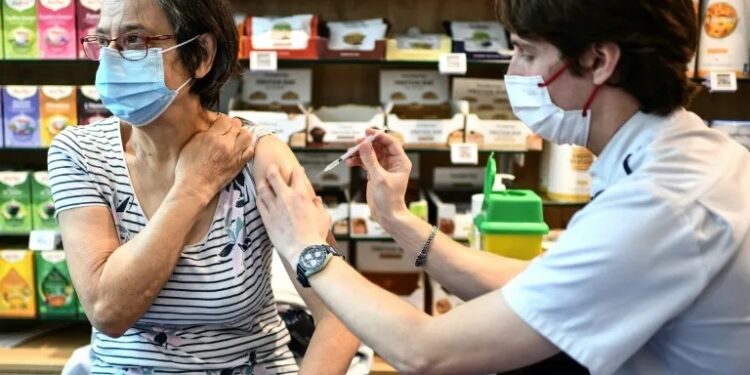 Covid pode se tornar ameaça semelhante à gripe sazonal, diz OMS