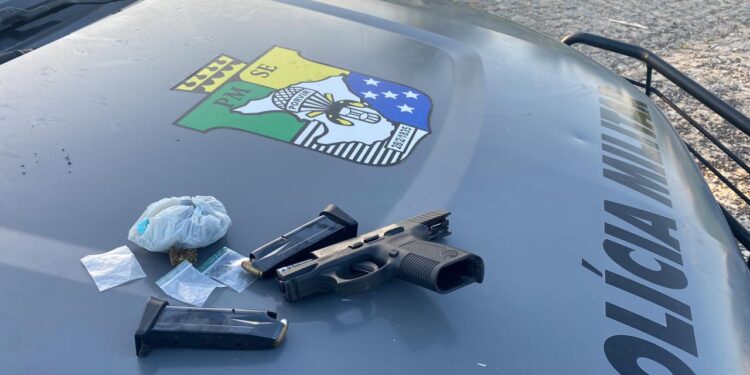 Ação conjunta apreende pistola e drogas em Capela