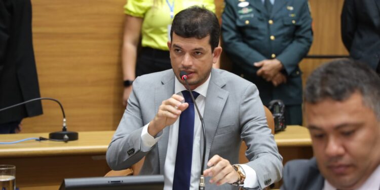 Paulo Júnior volta a destacar serviços da Deso na Assembleia