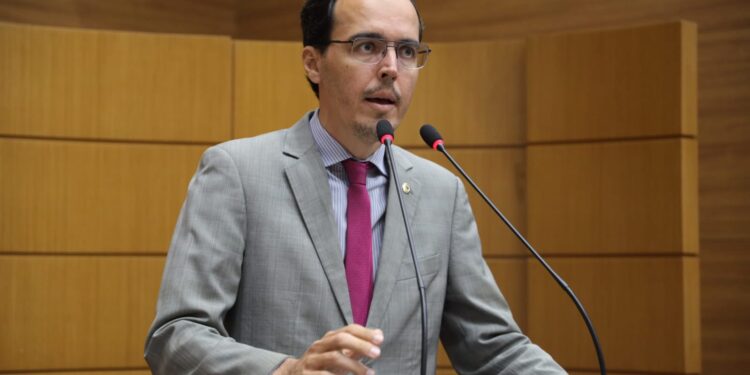 Deputado Georgeo Passos pede melhoria do auxílio alimentação para PM`s