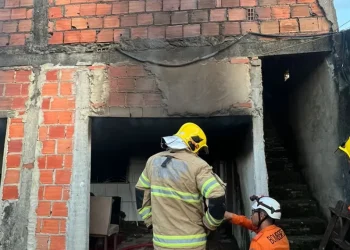 Duas pessoas morrem carbonizadas após incêndio em casa no Conjunto Albano Franco, em Nossa Senhora do Socorro