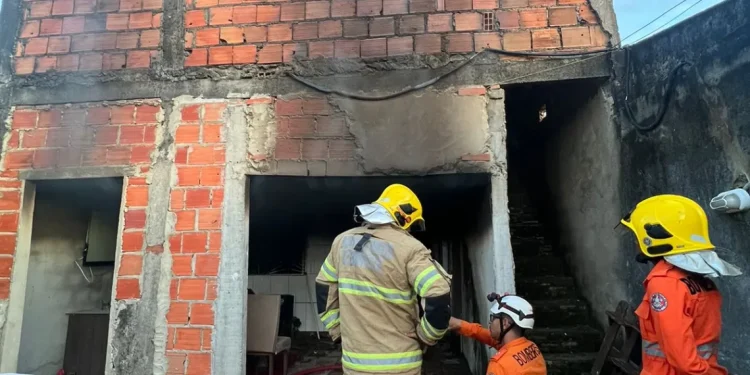 Duas pessoas morrem carbonizadas após incêndio em casa no Conjunto Albano Franco, em Nossa Senhora do Socorro