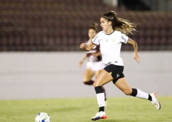 Corinthians bate Ferroviária e assume liderança do Brasileiro Feminino