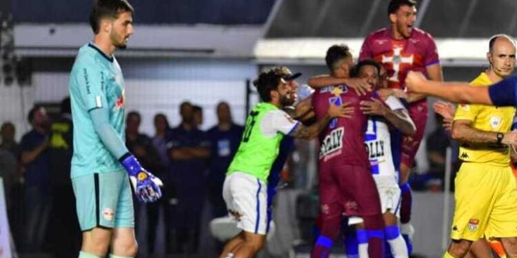 Água Santa faz história, elimina RB Bragantino e está na final do Paulistão