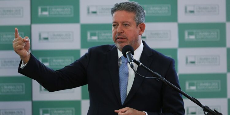 Lira quer mais deputados em comissões mistas para destravar MPs