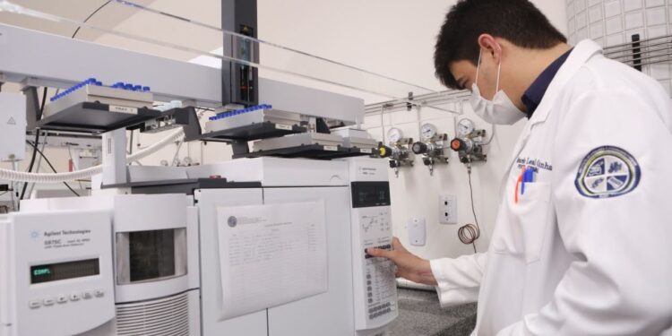 Toxicologia Forense analisa material biológico humano e identifica consumo de substâncias que podem levar à morte