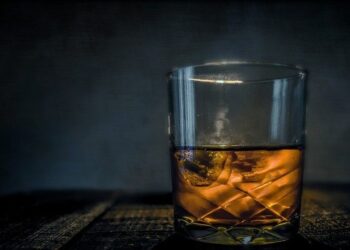 Consumo moderado de bebidas alcoólicas pode acelerar desenvolvimento de Alzheimer