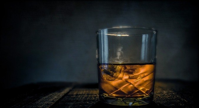 Consumo moderado de bebidas alcoólicas pode acelerar desenvolvimento de Alzheimer