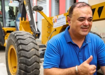 Prefeitura entrega retroescavadeira, patrol e veículo utilitário em Simão Dias