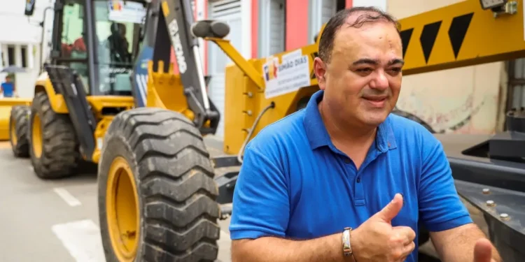 Prefeitura entrega retroescavadeira, patrol e veículo utilitário em Simão Dias