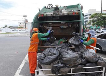 Prefeitura regulariza coleta domiciliar em Aracaju