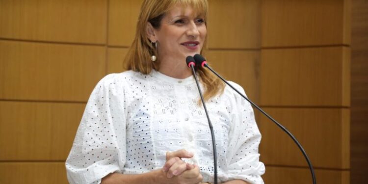 Deputada avalia que privatização da Deso tornará água inacessível às pessoas pobres