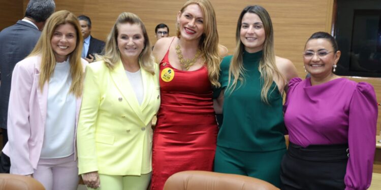 Deputadas recebem Medalha Quintina Diniz no plenário da Alese