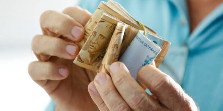 Nascidos em março e abril podem sacar abono a partir de quarta-feira