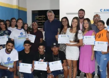 Estudantes de Itaporanga recebem certificados de curso de Informática
