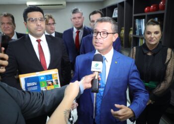 Presidente da Alese recebe pacote de projetos do Executivo