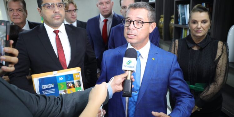 Presidente da Alese recebe pacote de projetos do Executivo