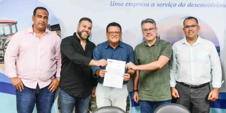 Senador Alessandro Vieira entrega veículos para auxiliar na proteção à população da Barra dos Coqueiros