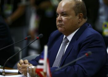 Moraes determina retorno de Ibaneis ao cargo de governador do DF