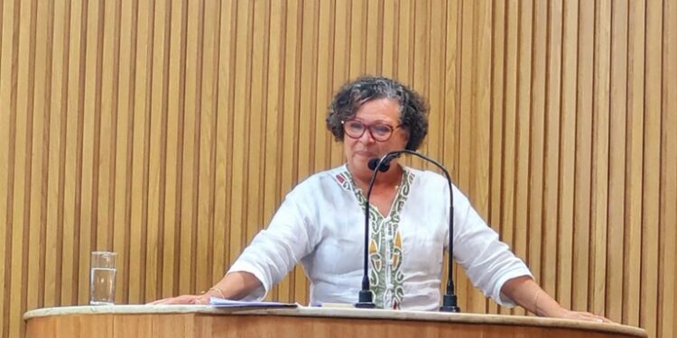 Em audiência pública, professora Ângela Melo (PT) reafirma defesa da DESO e diz que  água e saneamento são diretos da população e não mercadorias