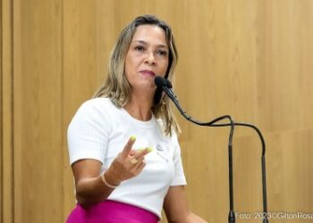 Sheyla cobra entrega de medicamentos à paciente com doença de Wilson