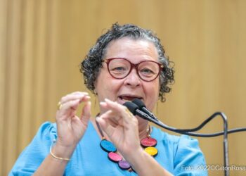 “Não tenho dúvidas do compromisso do presidente Lula, mas MP do Piso da Enfermagem é urgente”, diz Professora Ângela Melo