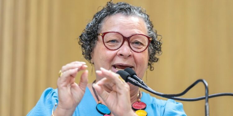 “Não tenho dúvidas do compromisso do presidente Lula, mas MP do Piso da Enfermagem é urgente”, diz Professora Ângela Melo