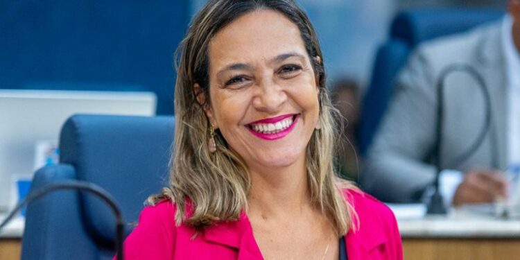 Sheyla cobra ampliação de creche no Jardim Esperança