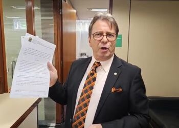 Urgente: deputado protocola pedido de impeachment de Lula