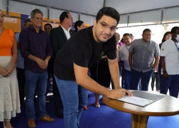 Deputados participam de assinatura para execução obras em Laranjeiras