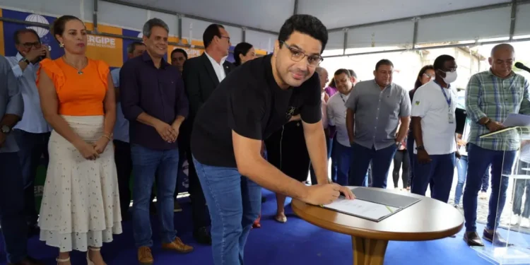 Deputados participam de assinatura para execução obras em Laranjeiras