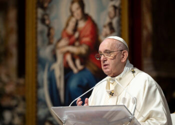 Vaticano confirma que o Papa Francisco está internado com infecção respiratória