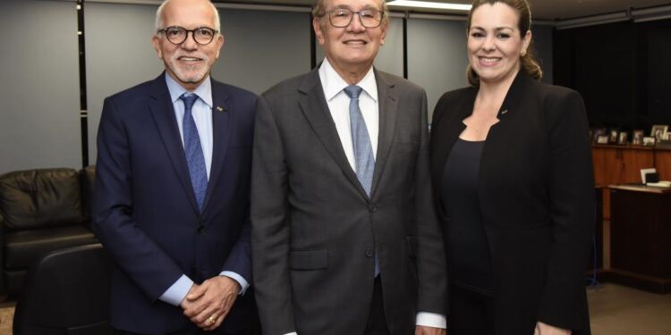 Prefeito Edvaldo é recebido pelo presidente do Senado e pelo ministro Gilmar Mendes, do STF