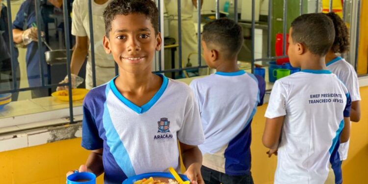 Prefeitura de Aracaju realiza teste de aceitabilidade para inclusão de peixe na merenda escolar