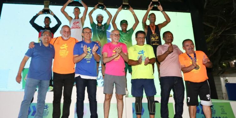 Corrida Cidade de Aracaju: primeiros colocados celebram vitória em cima do pódio