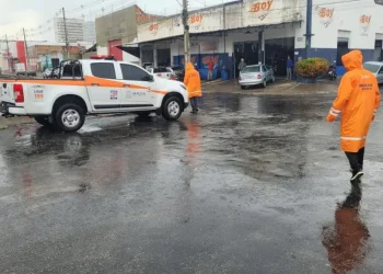 Defesa Civil de Aracaju monitora os impactos da chuva em toda a cidade e alerta para maré alta nos dias 21 e 22