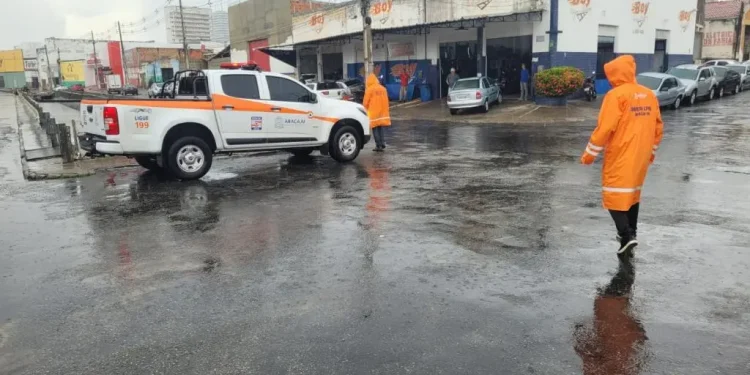 Defesa Civil de Aracaju monitora os impactos da chuva em toda a cidade e alerta para maré alta nos dias 21 e 22