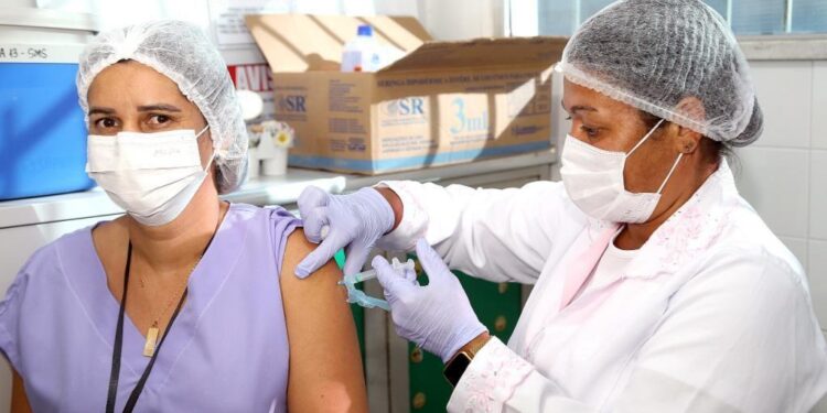 Neste sábado, vacinação estará disponível em oito UBSs e três shoppings