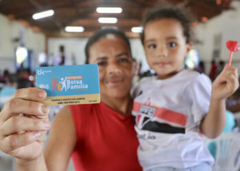 Prefeitura de São Cristóvão entrega cartões do Bolsa Família Municipal para famílias em situação de extrema pobreza