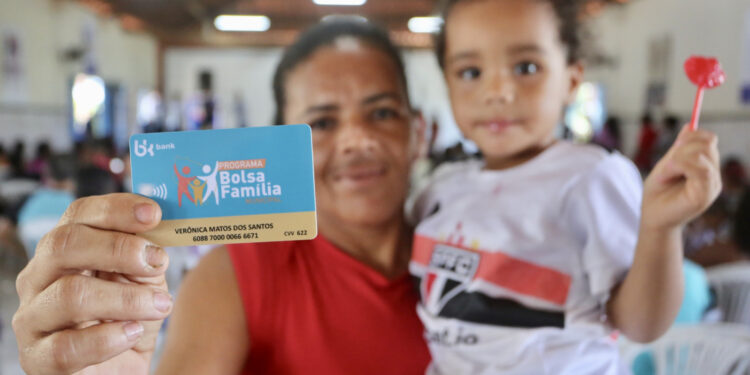 Prefeitura de São Cristóvão entrega cartões do Bolsa Família Municipal para famílias em situação de extrema pobreza