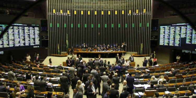 Câmara aprova pensão especial para filhos de vítimas de feminicídio