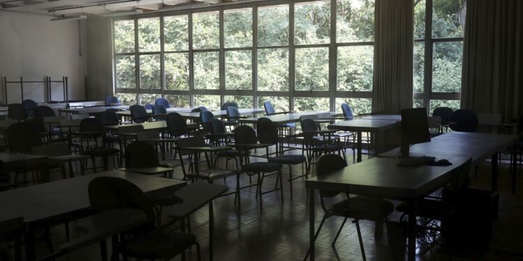 Fiscalização revela que 57% das salas de aulas do país são inadequadas