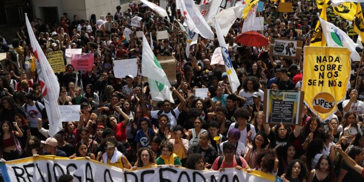 Entidades ligadas à educação aprovam suspensão do novo ensino médio