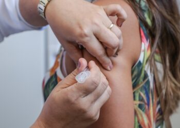 Saúde inicia a imunização com vacina bivalente contra a Covid-19 para grupos com comorbidades