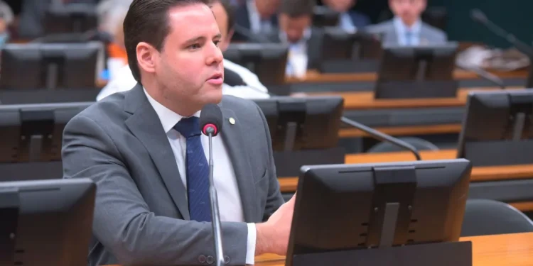 “Tentou me calar e agora quer calar o Brasil”, afirma Rodrigo Valadares sobre autor do ‘PL da Censura’