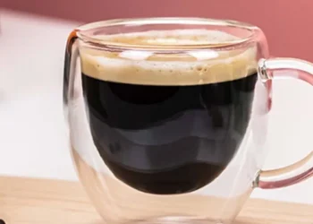 Consumo moderado de café pode trazer benefícios à saúde, mas é preciso ter atenção aos excessos